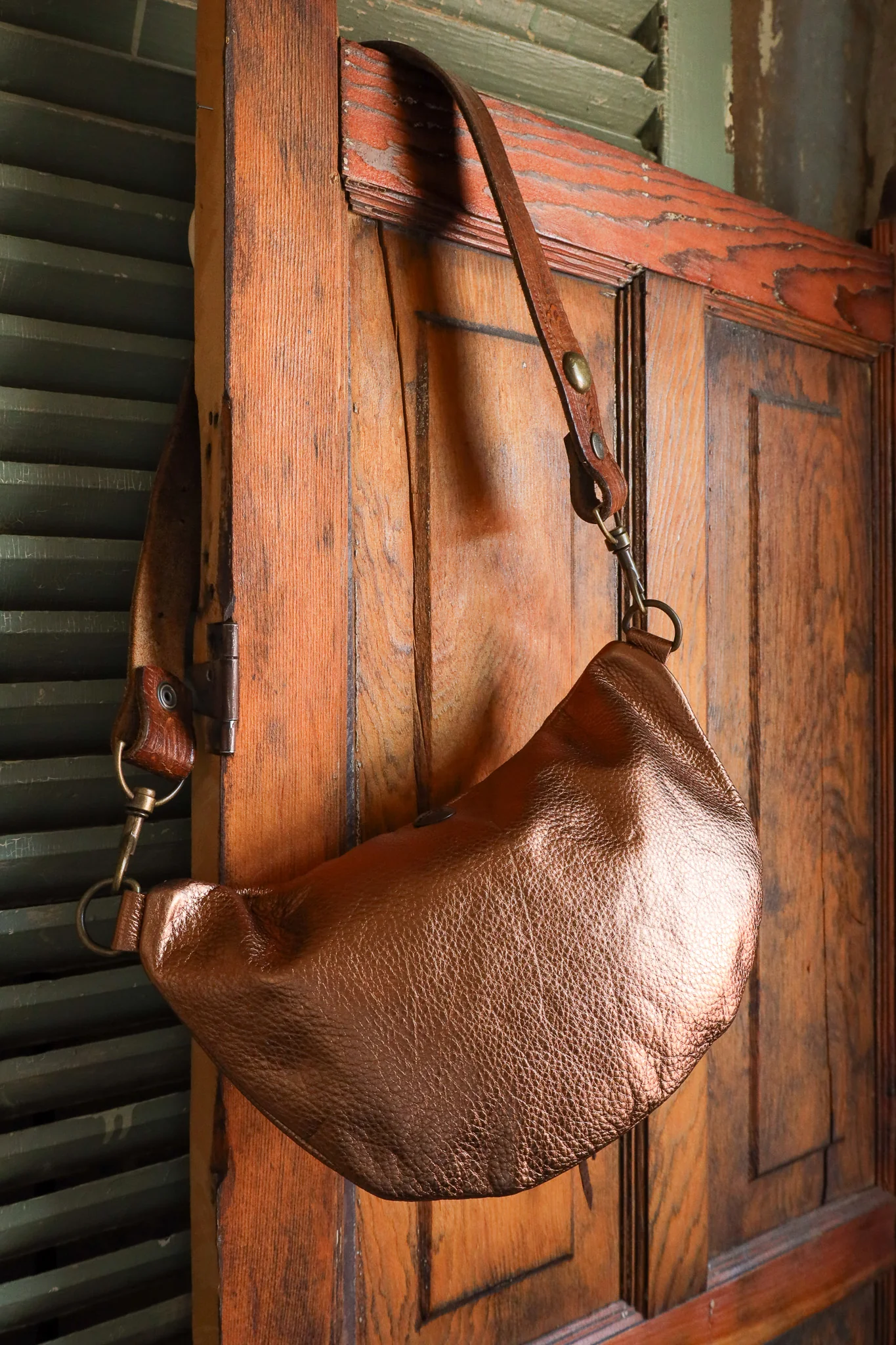 Two Bar West Small Brass Longhorn Vintage Strap Bag - Image 9