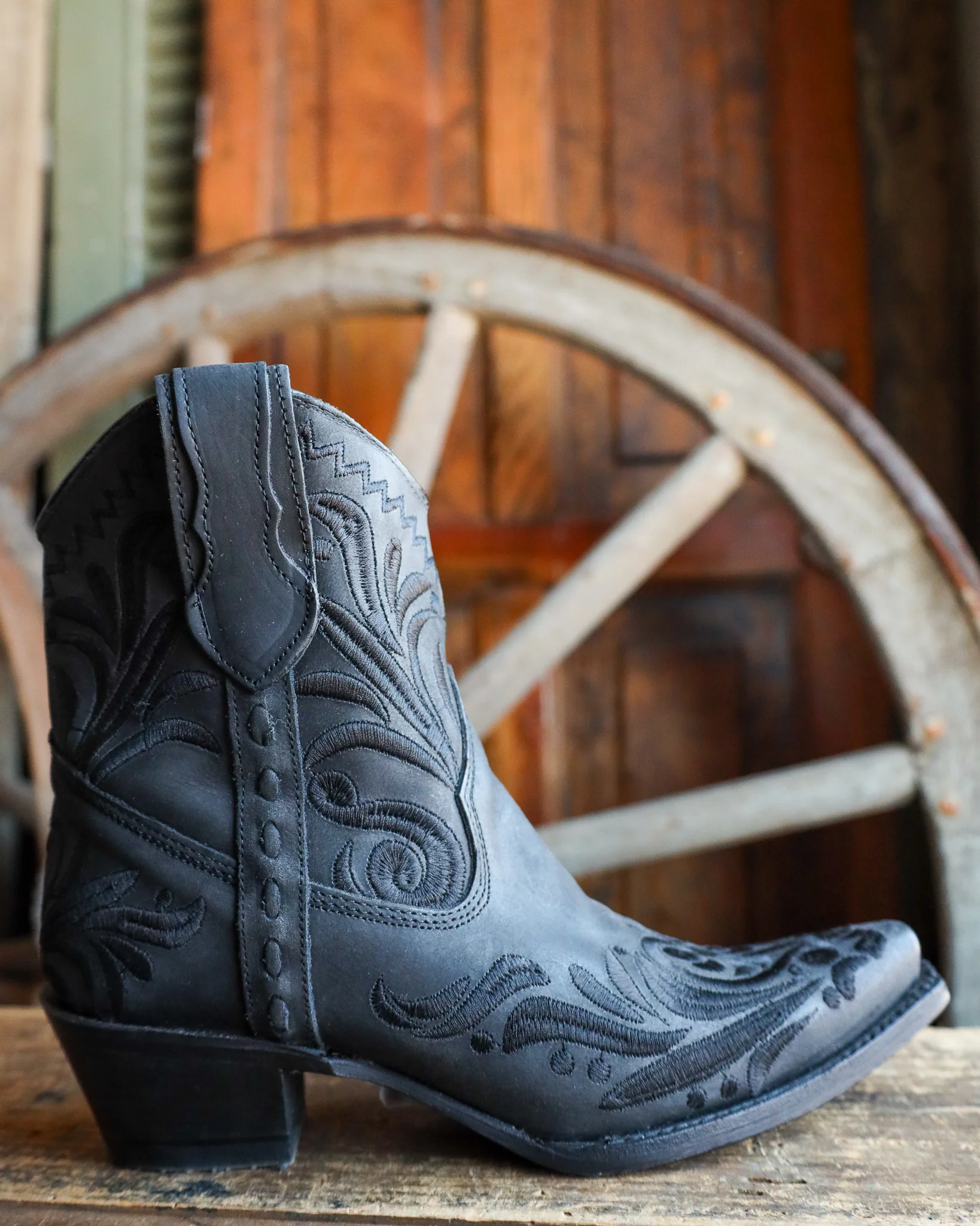 Corral Women's Embroidery Ankle 7" Boot