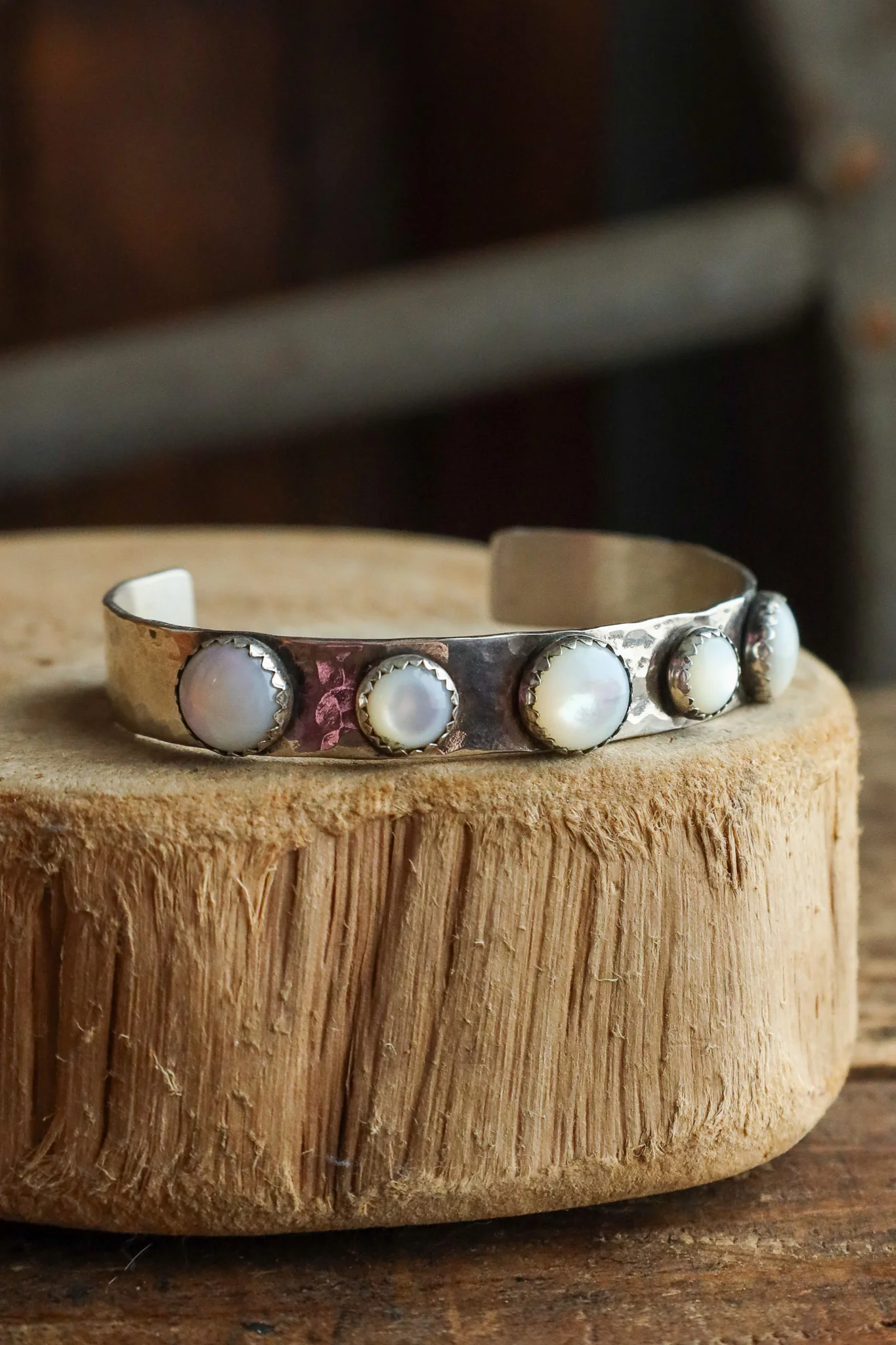 Richard Schmidt Mother Of Pearl 3 Large 2 Medium Rounds 10MM Cuff - Image 2