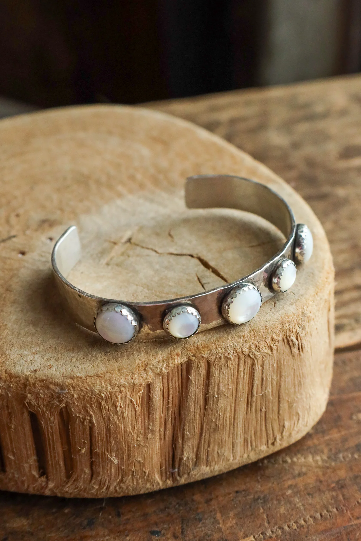 Richard Schmidt Mother Of Pearl 3 Large 2 Medium Rounds 10MM Cuff - Image 3