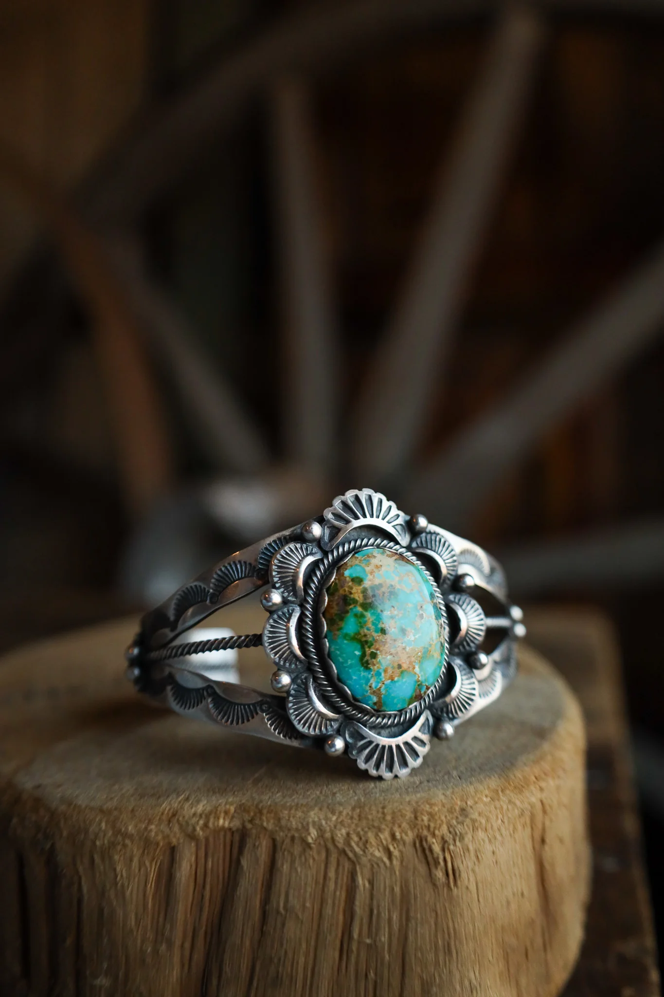 Ovoid Turquoise Fans Scallop Band Cuff - Image 2