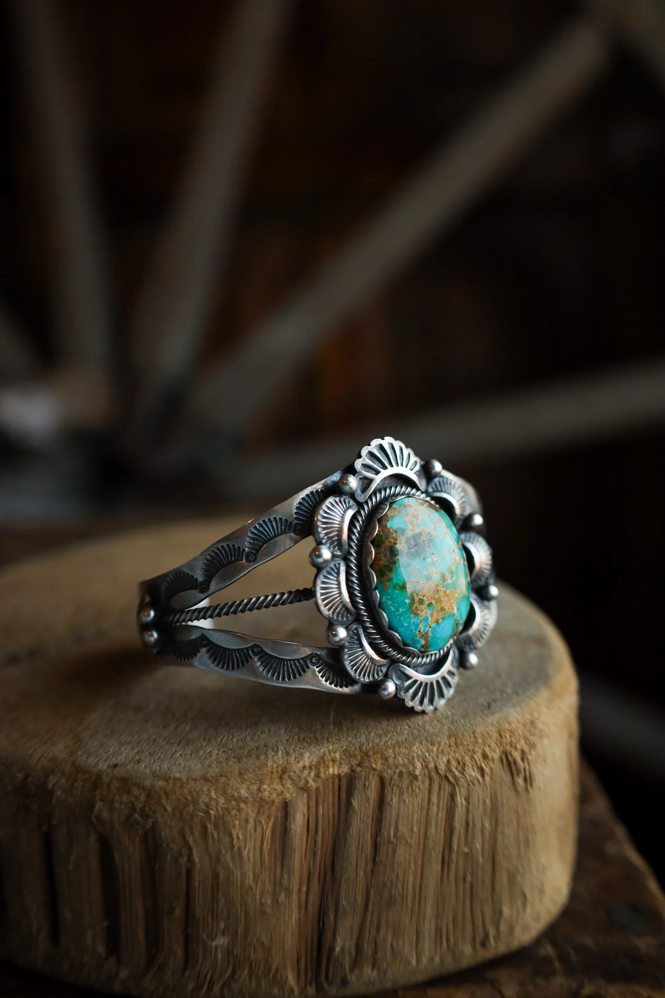 Ovoid Turquoise Fans Scallop Band Cuff - Image 3
