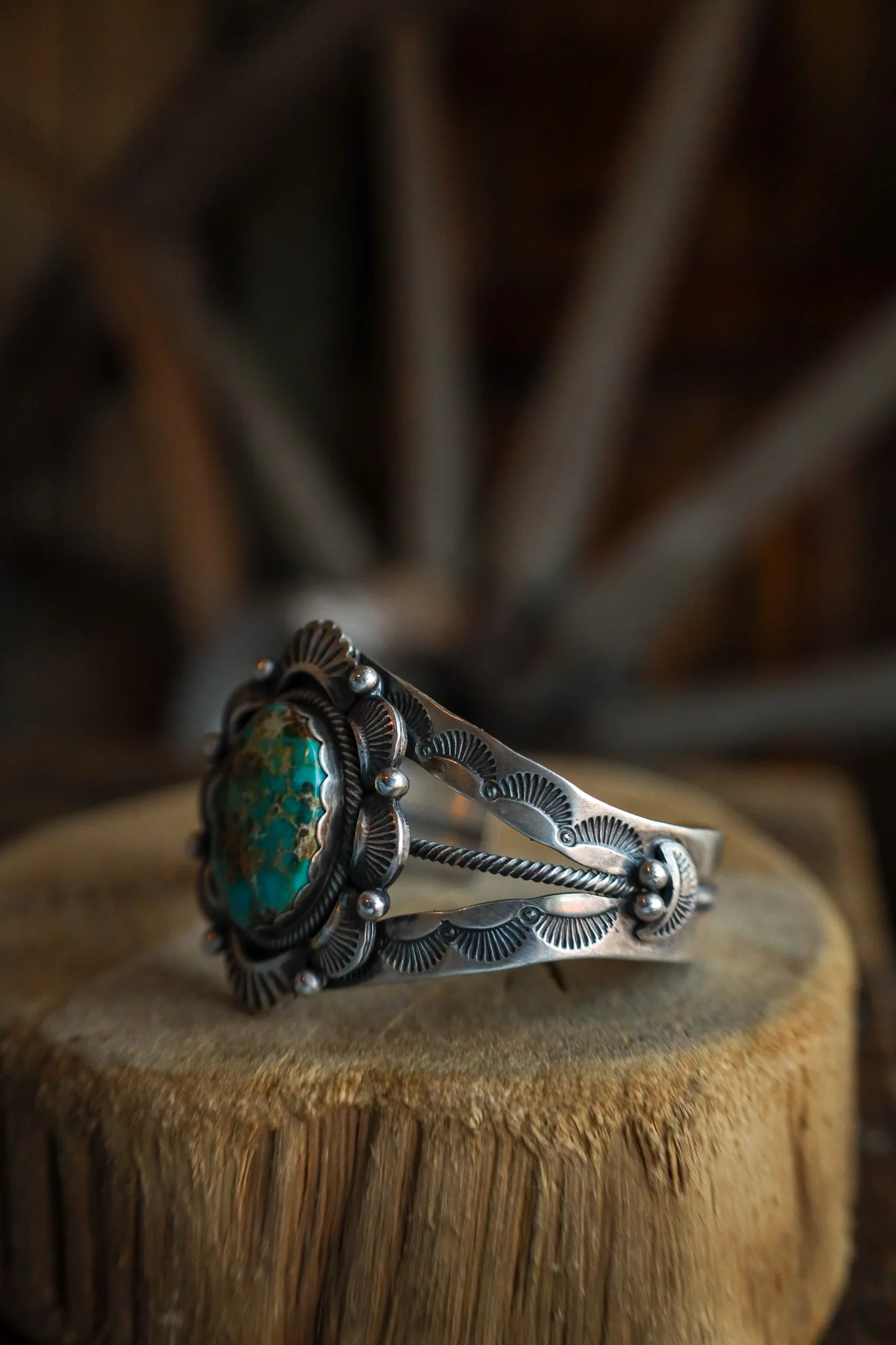 Ovoid Turquoise Fans Scallop Band Cuff - Image 4