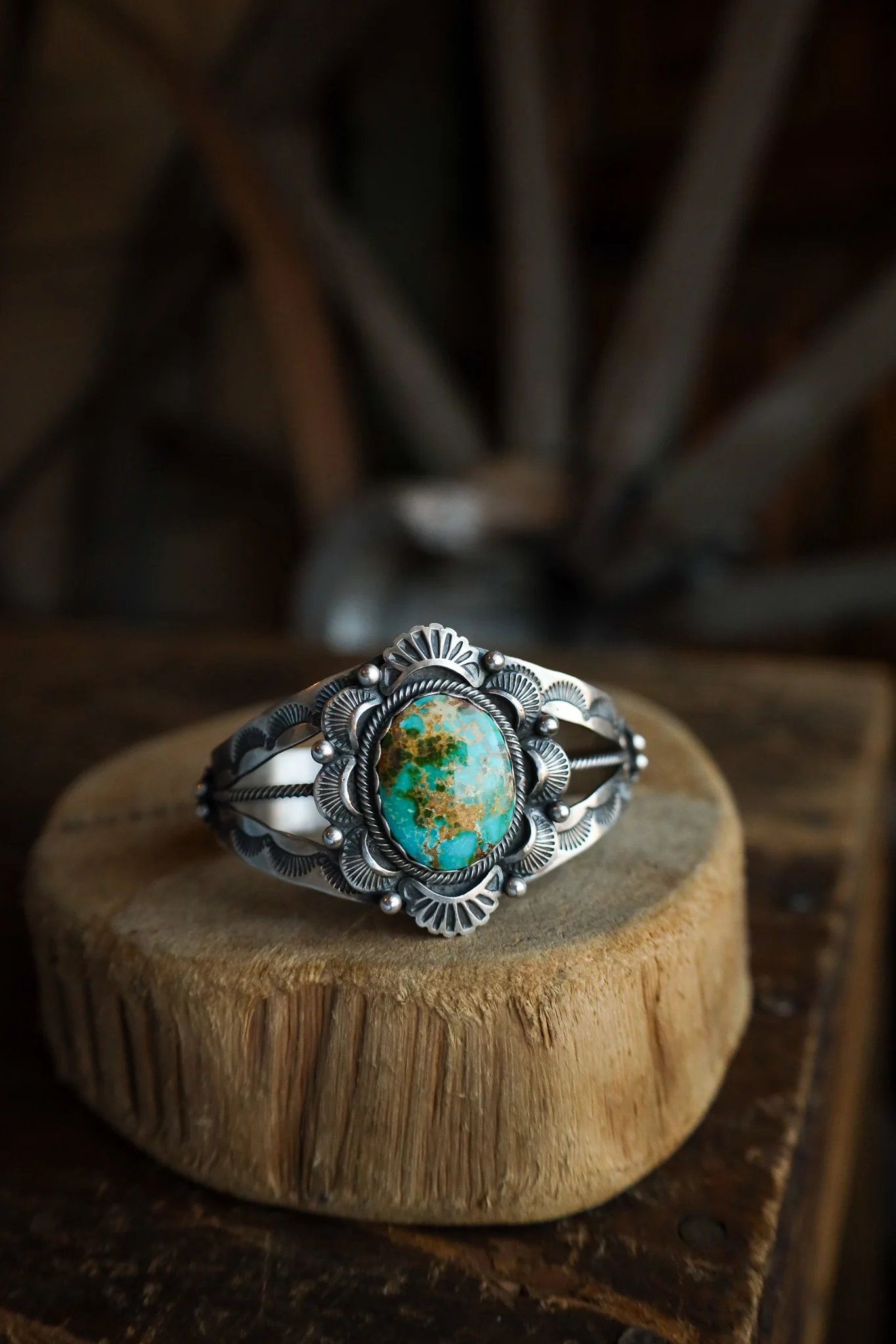 Ovoid Turquoise Fans Scallop Band Cuff - Image 6