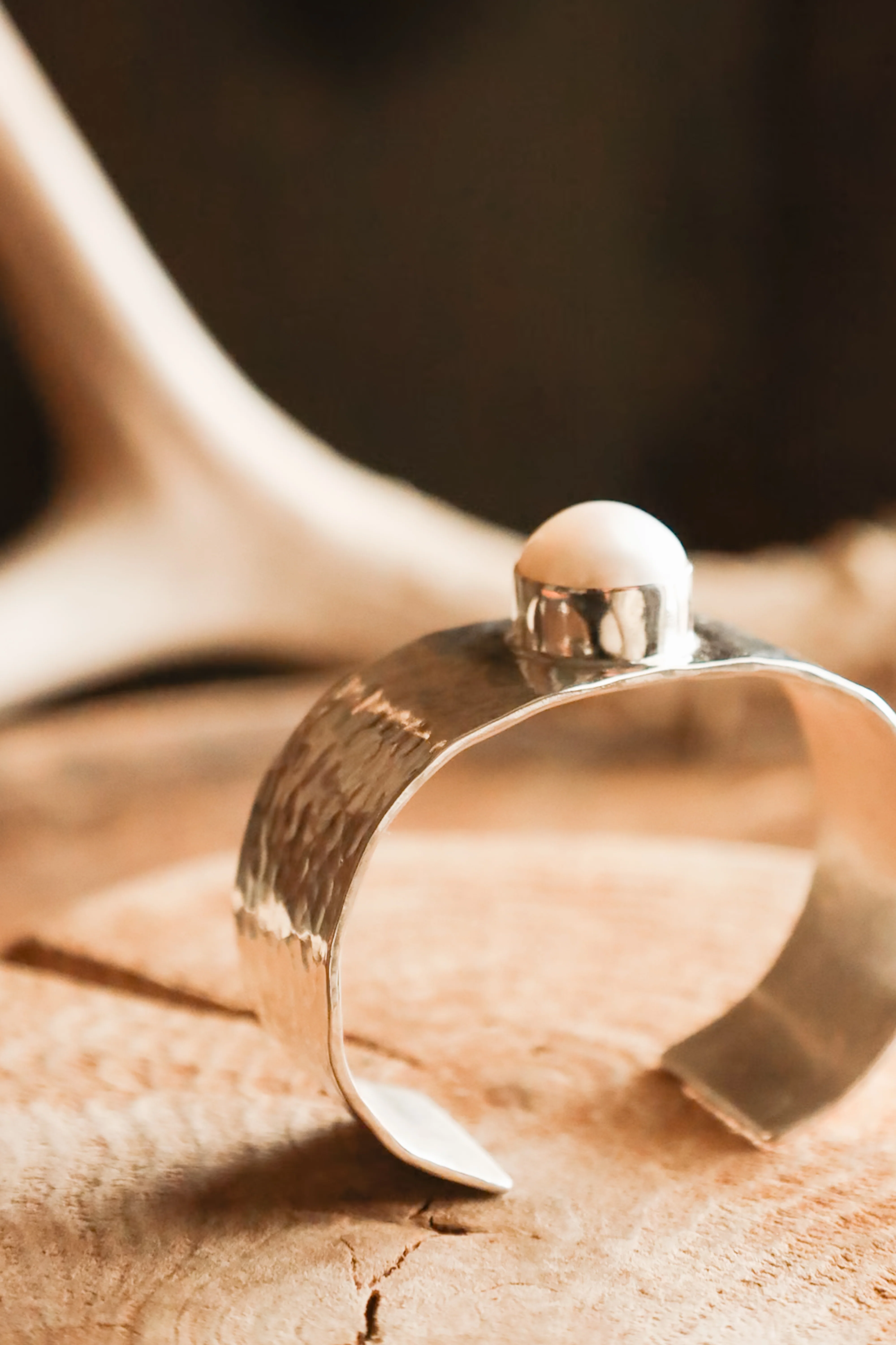 RICHARD SCHMIDT EXTRA LARGE RAISED MOTHER OF PEARL CUFF - Image 4