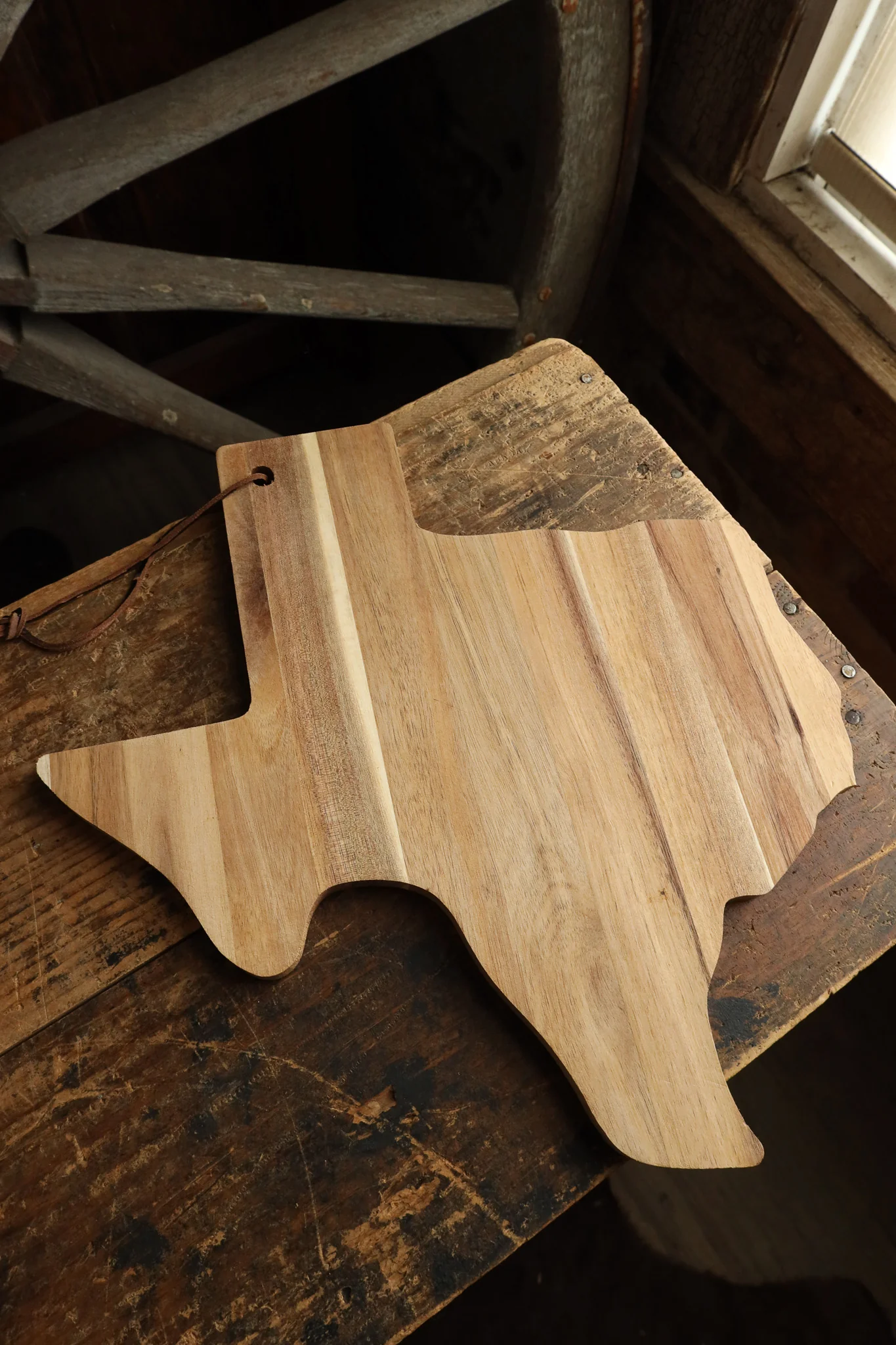 Maple Leaf Texas Acacia 15" Cutting Board - Image 2