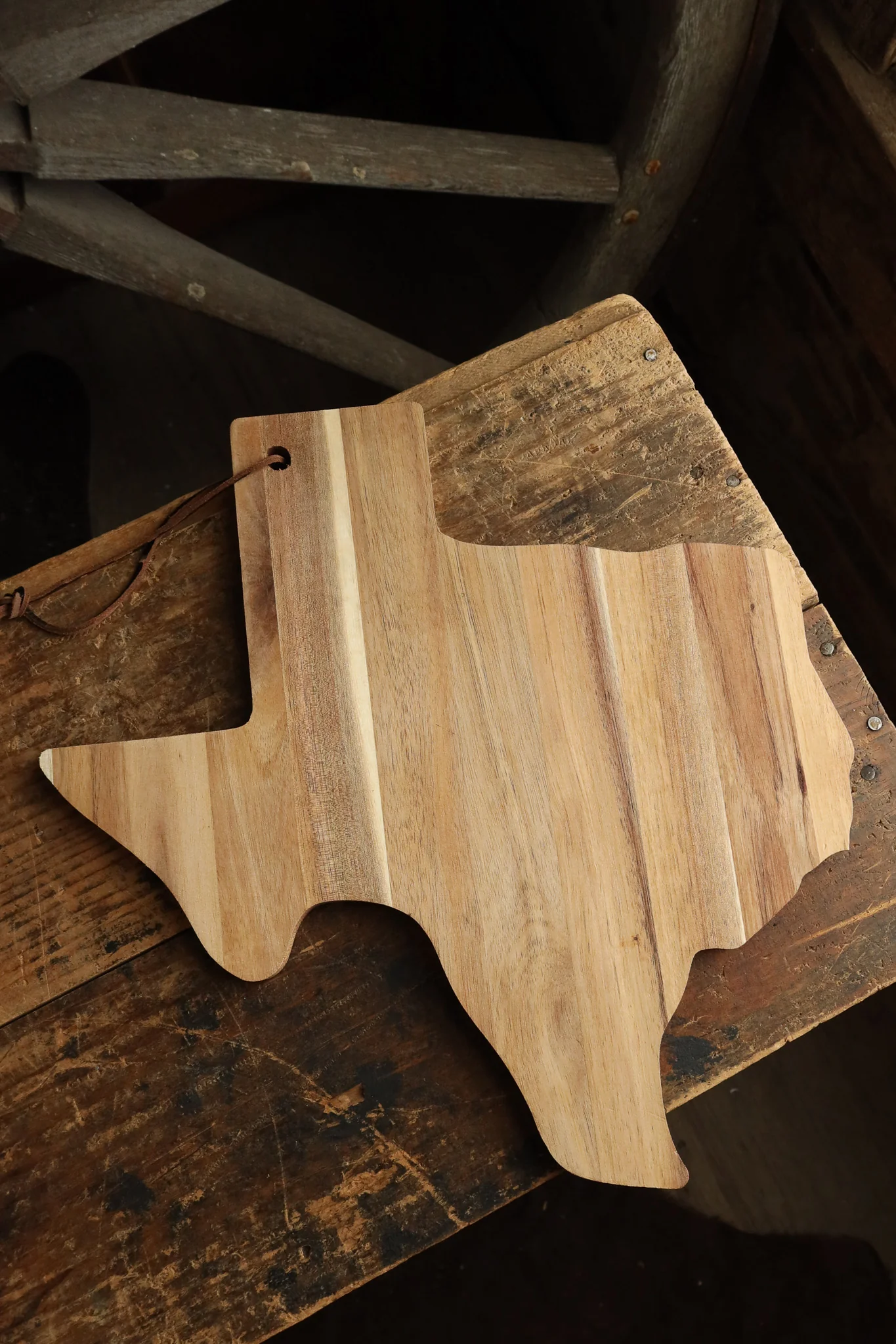 Maple Leaf Texas Acacia 15" Cutting Board - Image 3