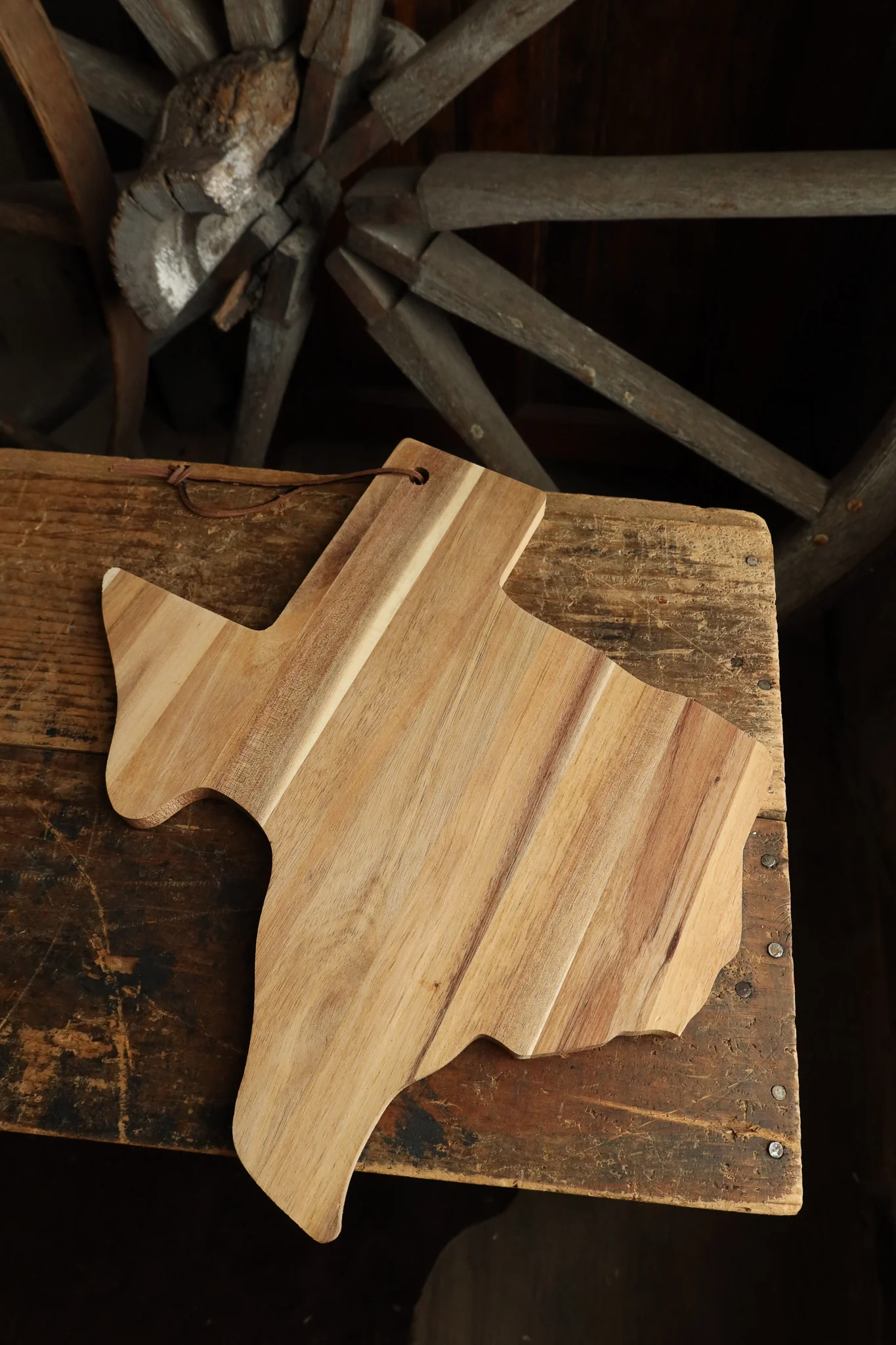 Maple Leaf Texas Acacia 15" Cutting Board - Image 4