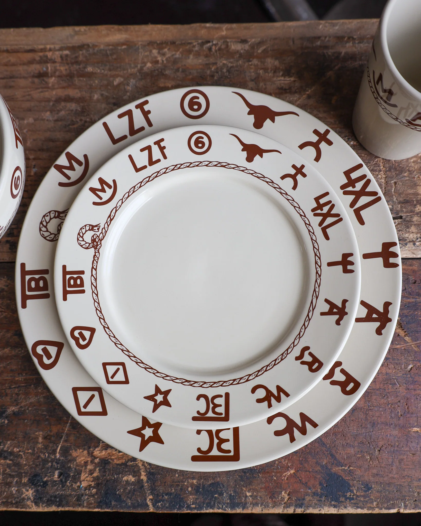 WEST CREATIONS BRANDED 16 PIECE DINNERWARE SET - Image 3