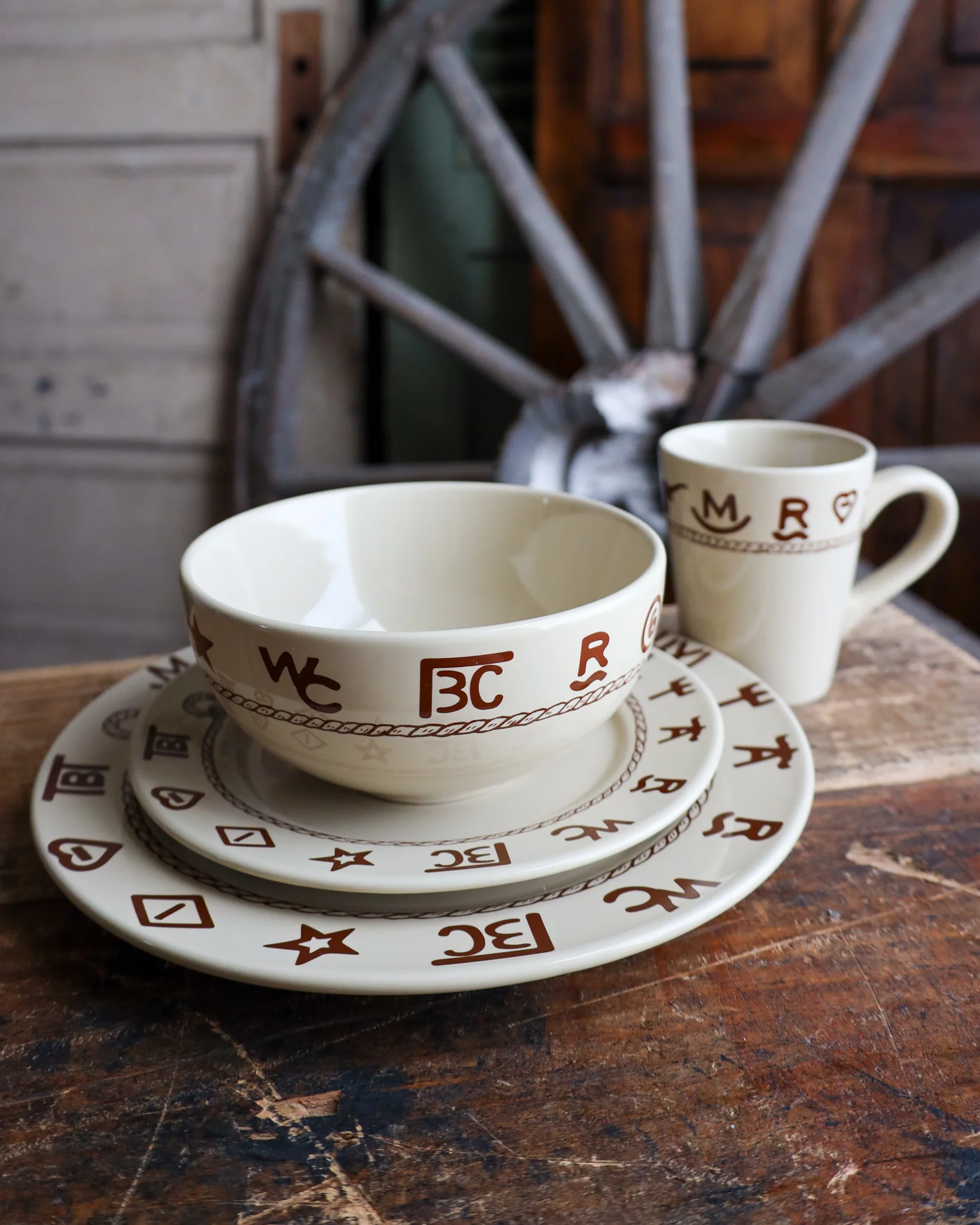 WEST CREATIONS BRANDED 16 PIECE DINNERWARE SET - Image 5