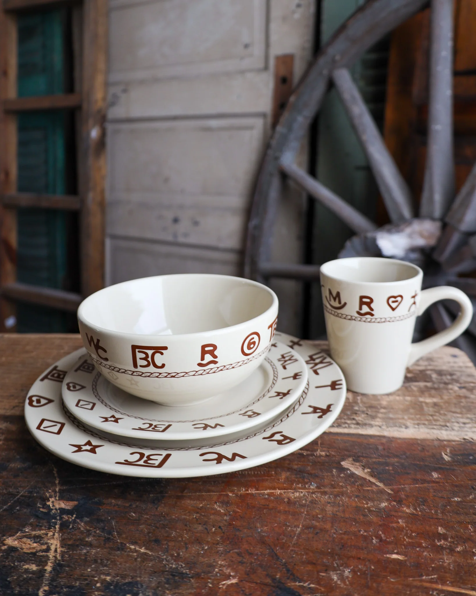 WEST CREATIONS BRANDED 16 PIECE DINNERWARE SET - Image 6