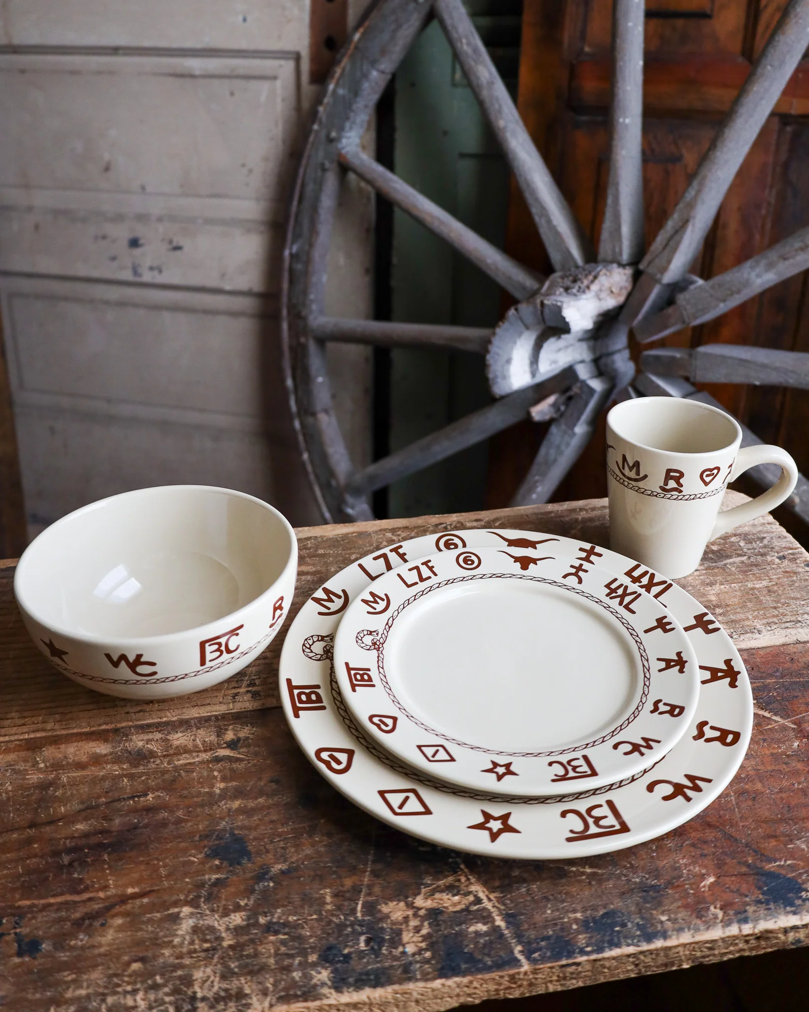 WEST CREATIONS BRANDED 16 PIECE DINNERWARE SET - Image 7