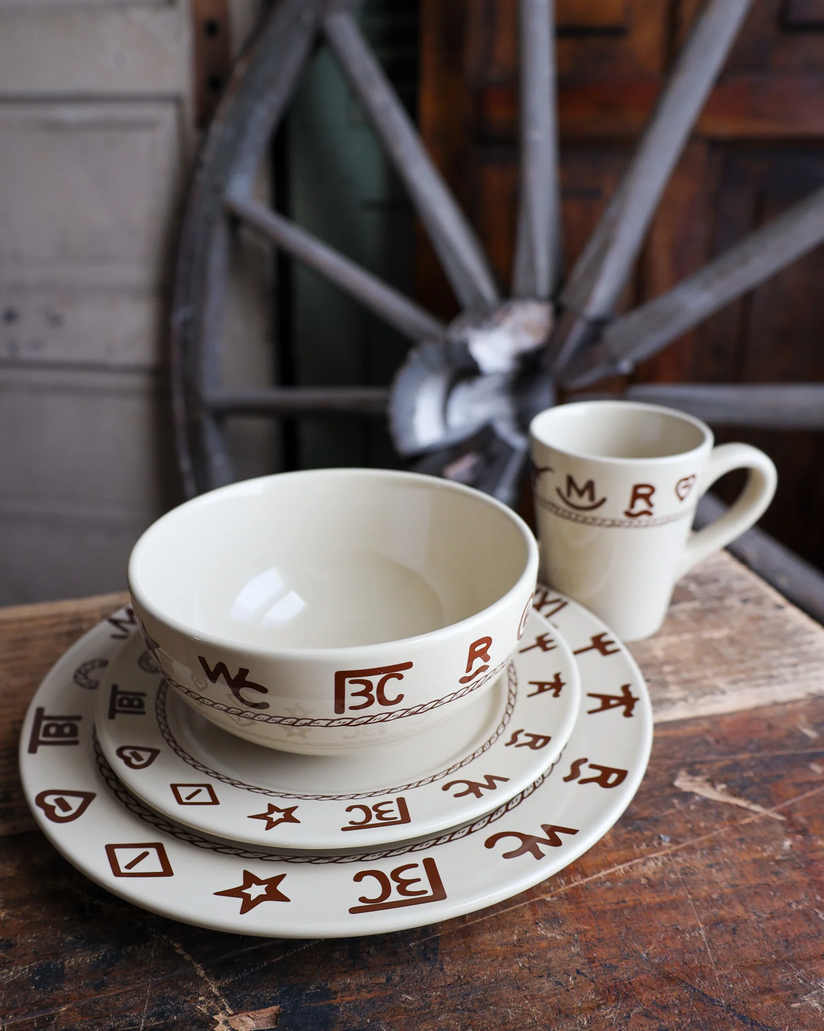 WEST CREATIONS BRANDED 16 PIECE DINNERWARE SET - Image 8