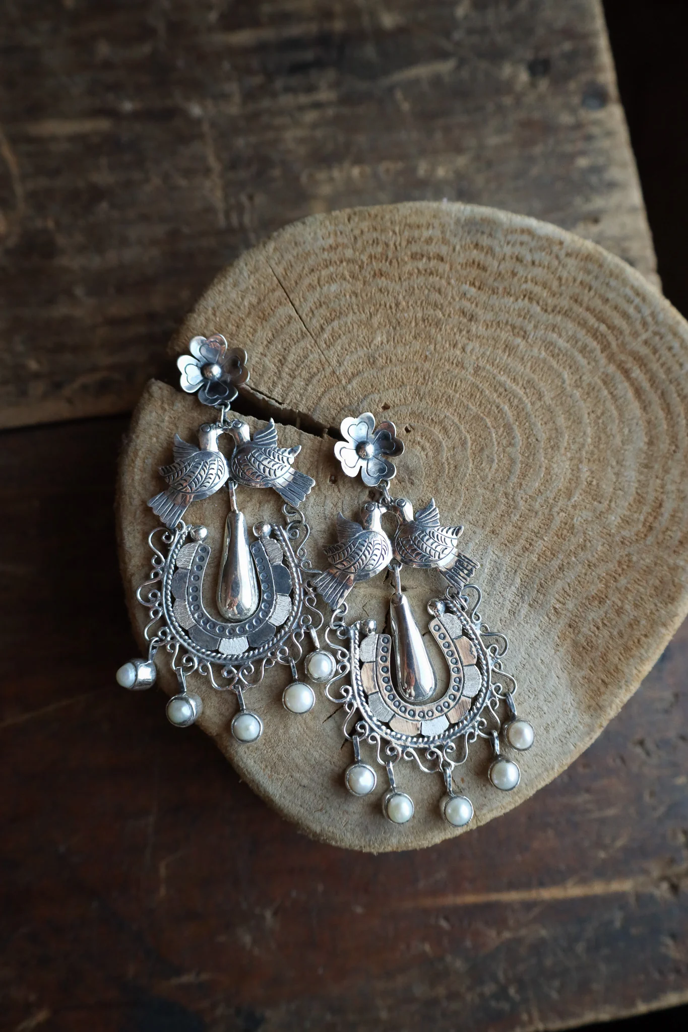 Federico Birds Horseshoe Pearl Dangles Earring - Image 3