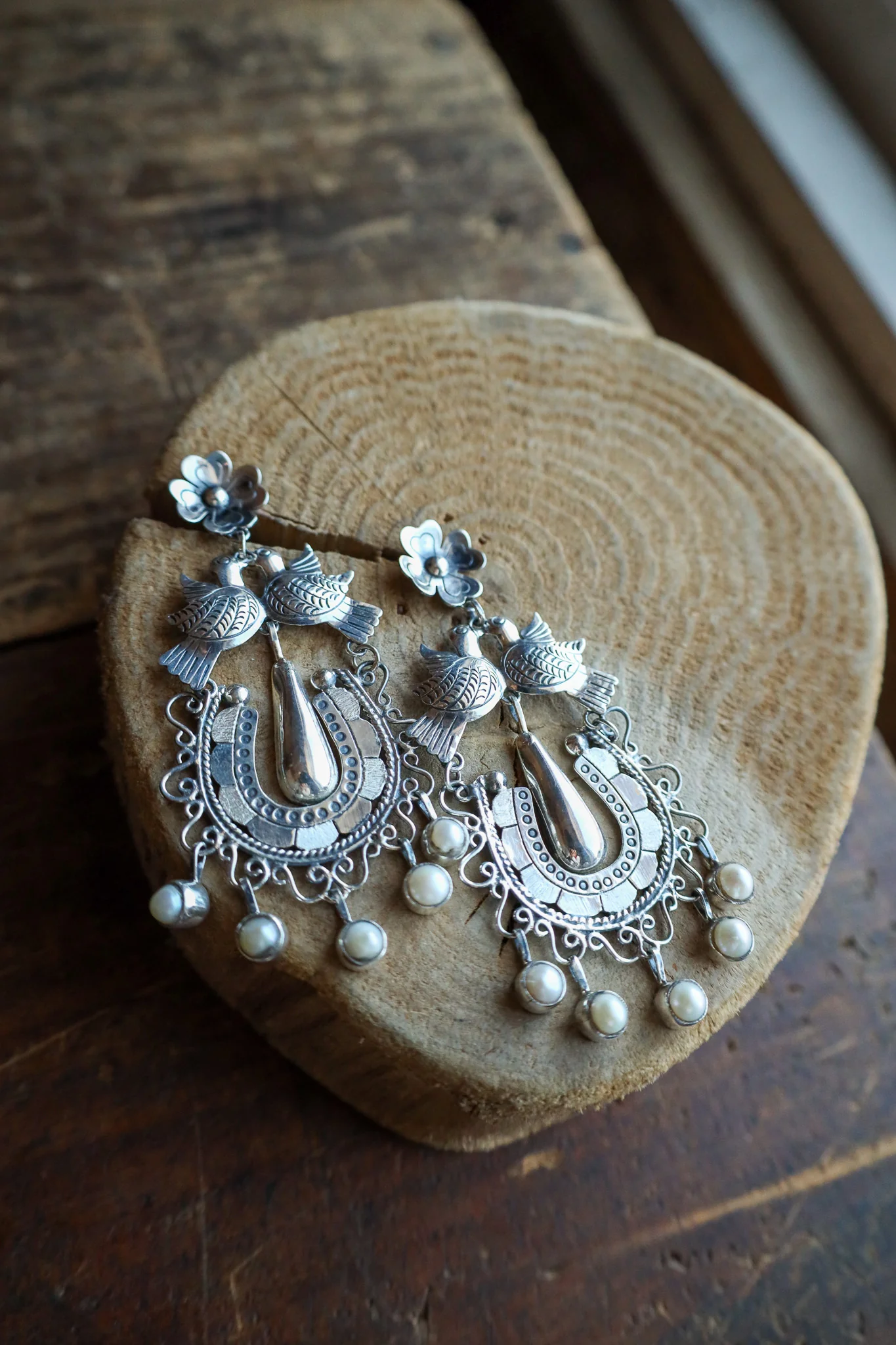 Federico Birds Horseshoe Pearl Dangles Earring - Image 4