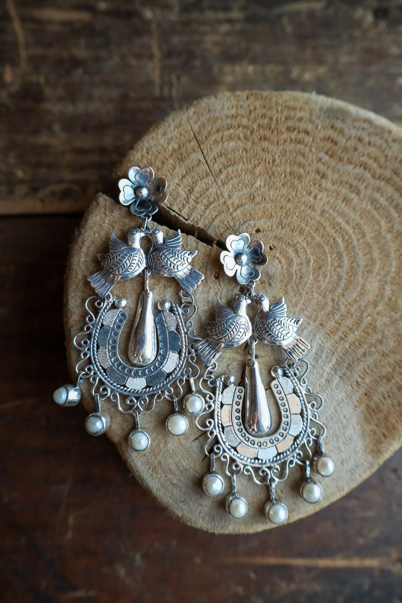 Federico Birds Horseshoe Pearl Dangles Earring - Image 5