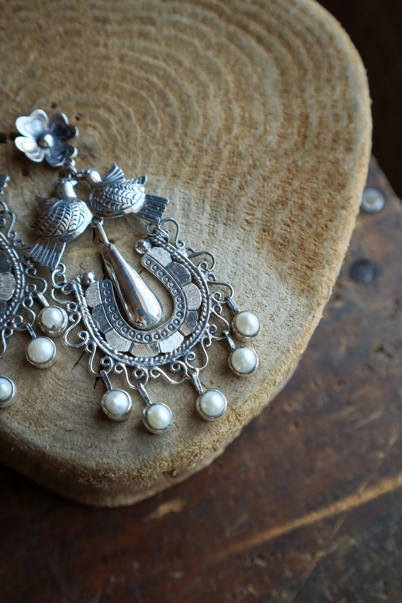 Federico Birds Horseshoe Pearl Dangles Earring - Image 6