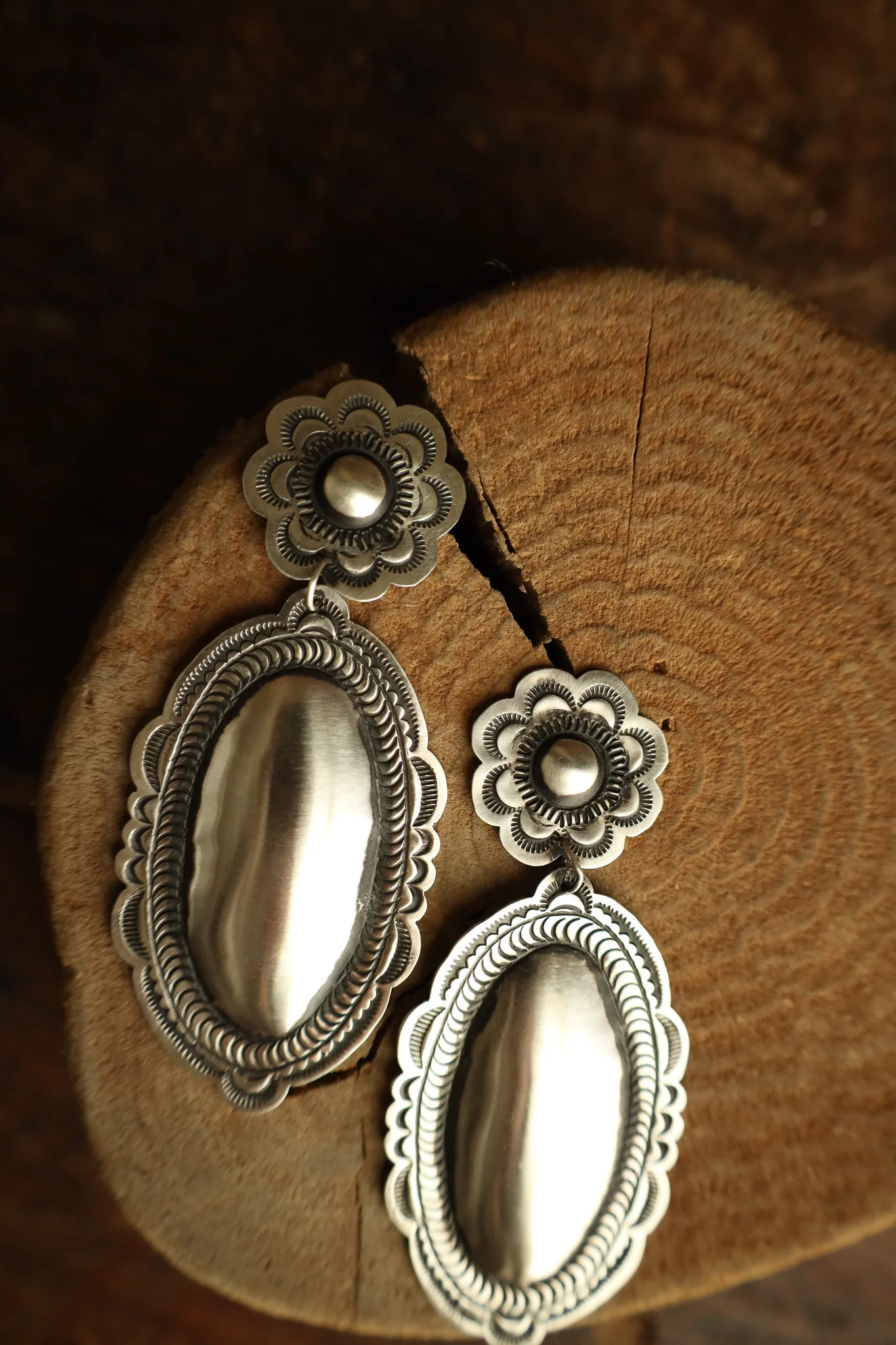Extra Large Smooth Oval Concho With Flowers Earring - Image 4
