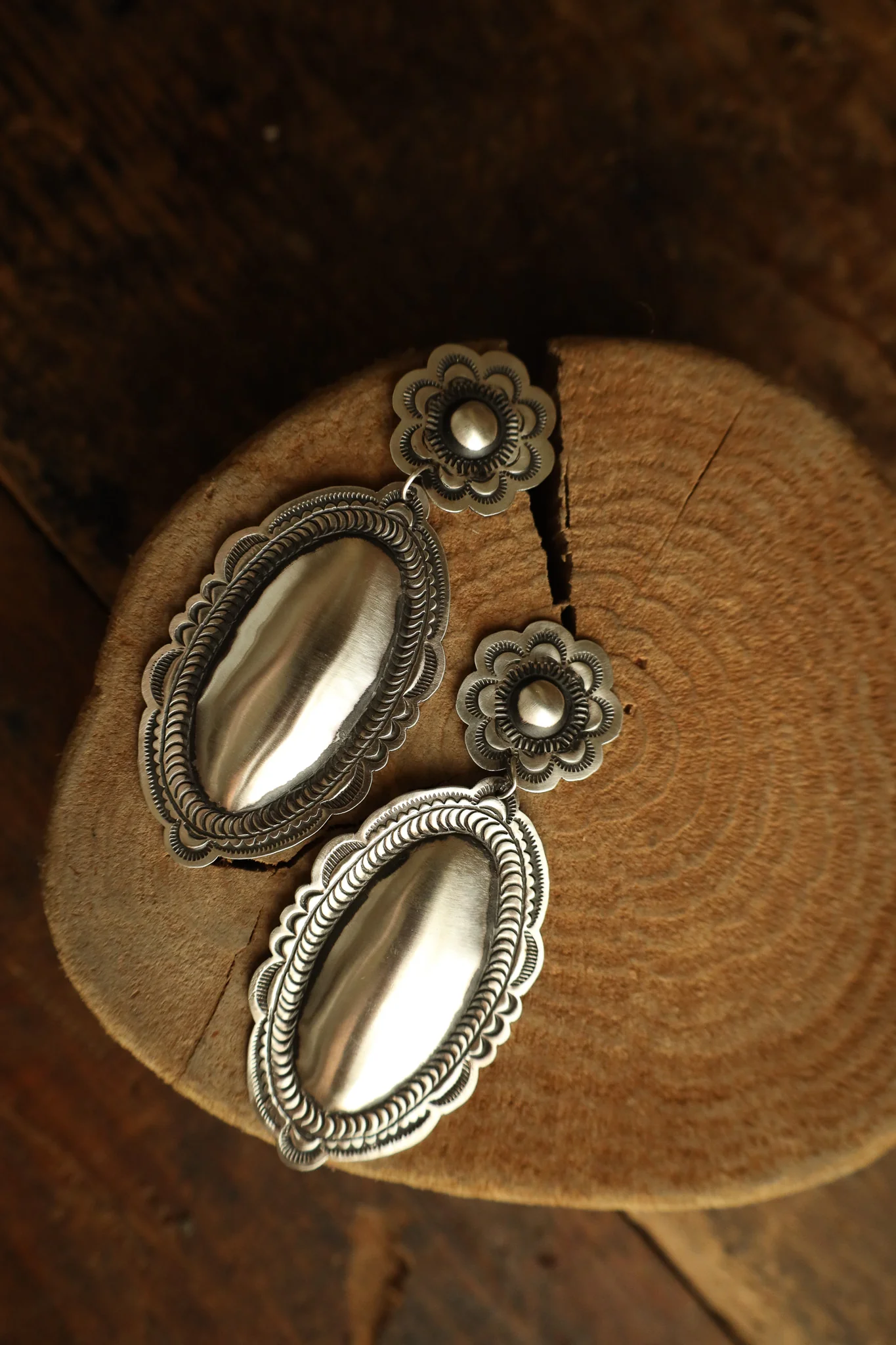 Extra Large Smooth Oval Concho With Flowers Earring - Image 5