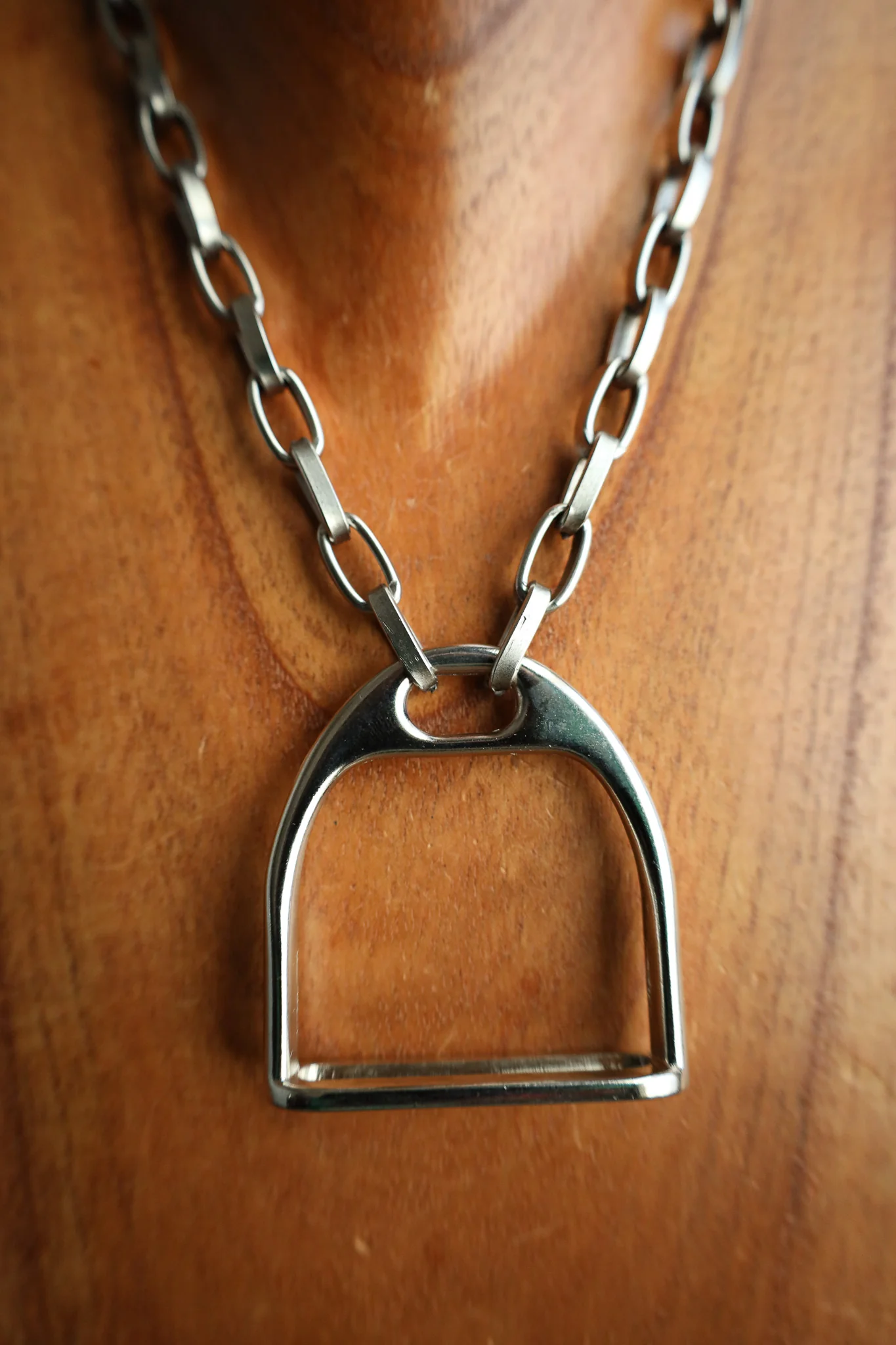 V2 Designs 18" Extra Large Silver Stirrup With Links Necklace - Image 3
