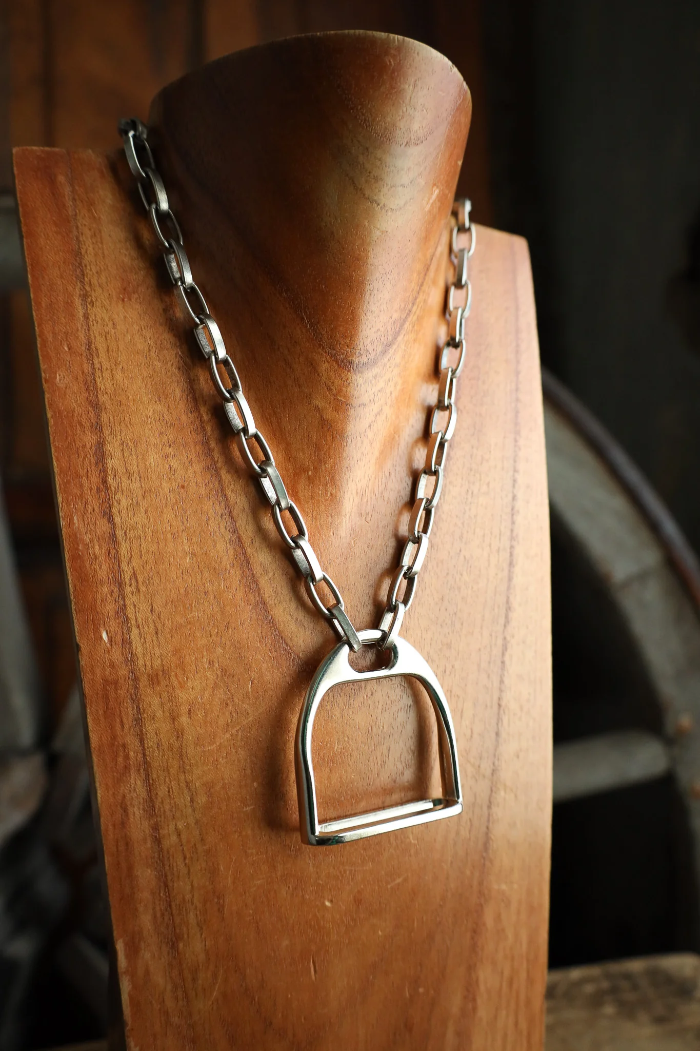 V2 Designs 18" Extra Large Silver Stirrup With Links Necklace - Image 4