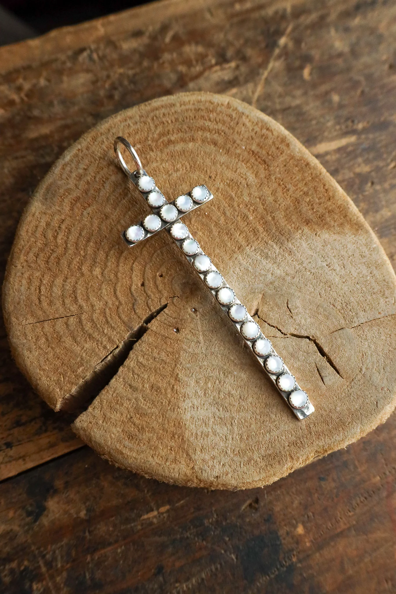 Richard Schmidt Cross 18 Mother Of Pearl Rounds Pendant - Image 2