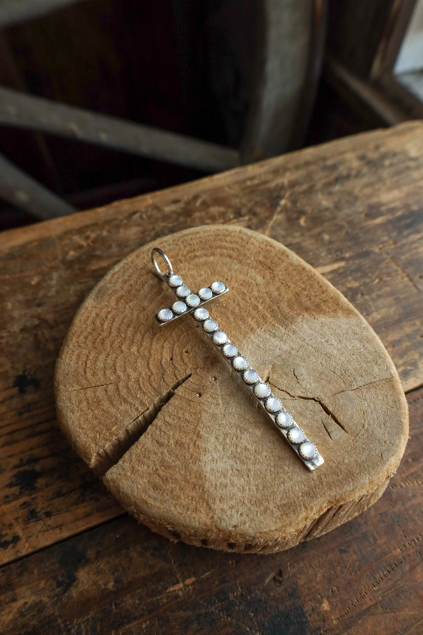 Richard Schmidt Cross 18 Mother Of Pearl Rounds Pendant - Image 5