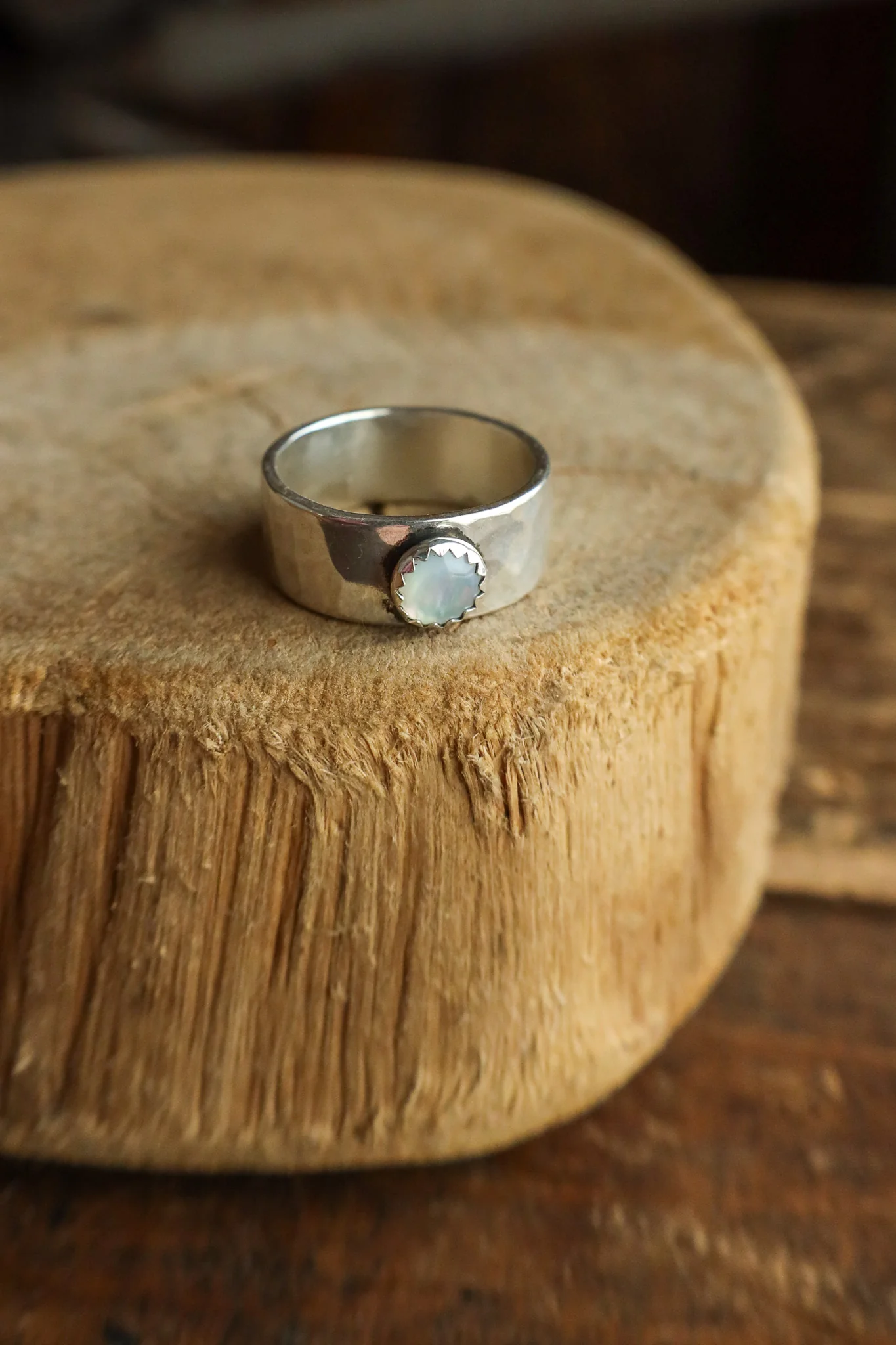 Richard Schmidt 8MM Band Round Mother Of Pearl Ring - Image 2