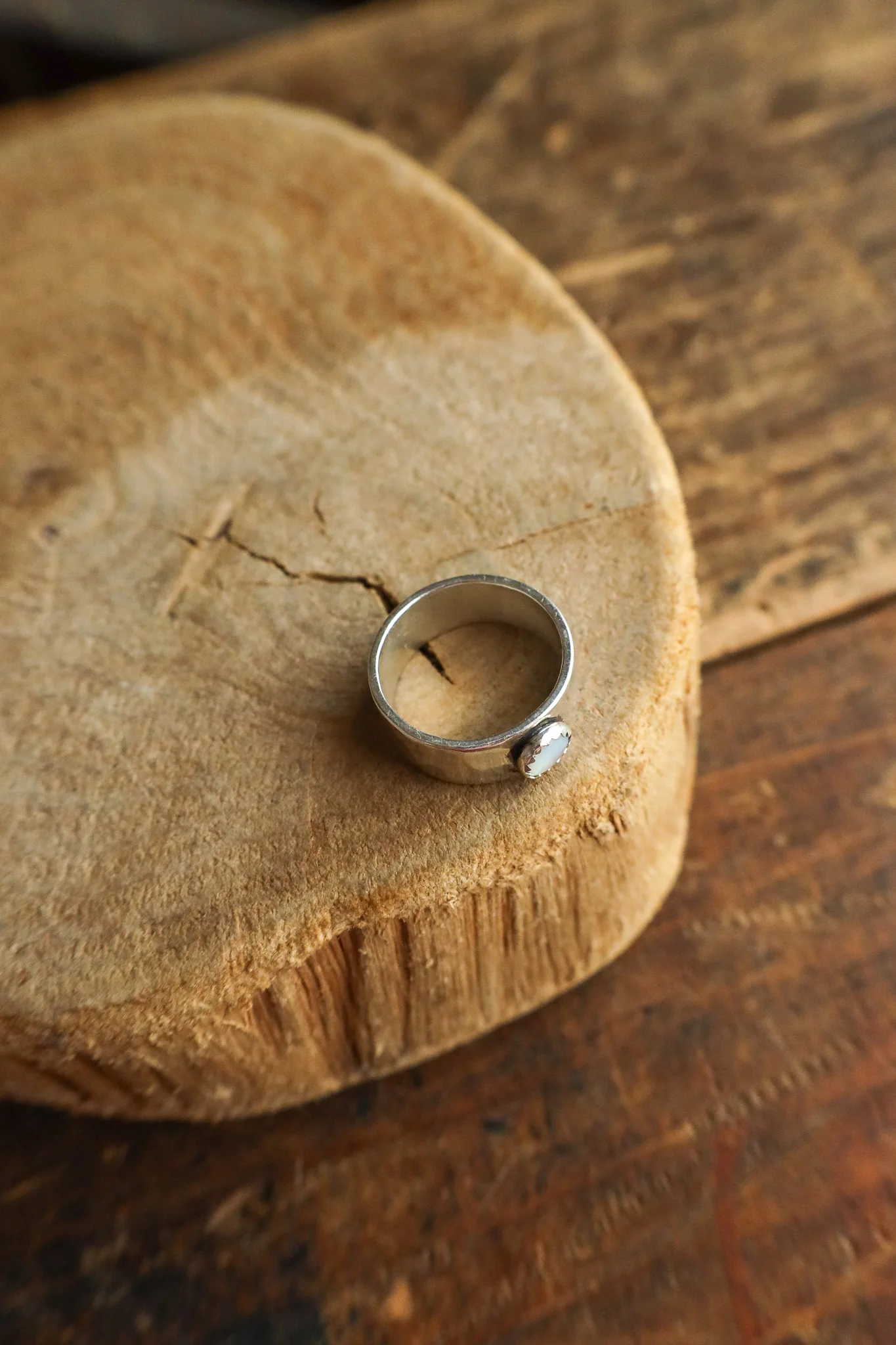 Richard Schmidt 8MM Band Round Mother Of Pearl Ring - Image 3