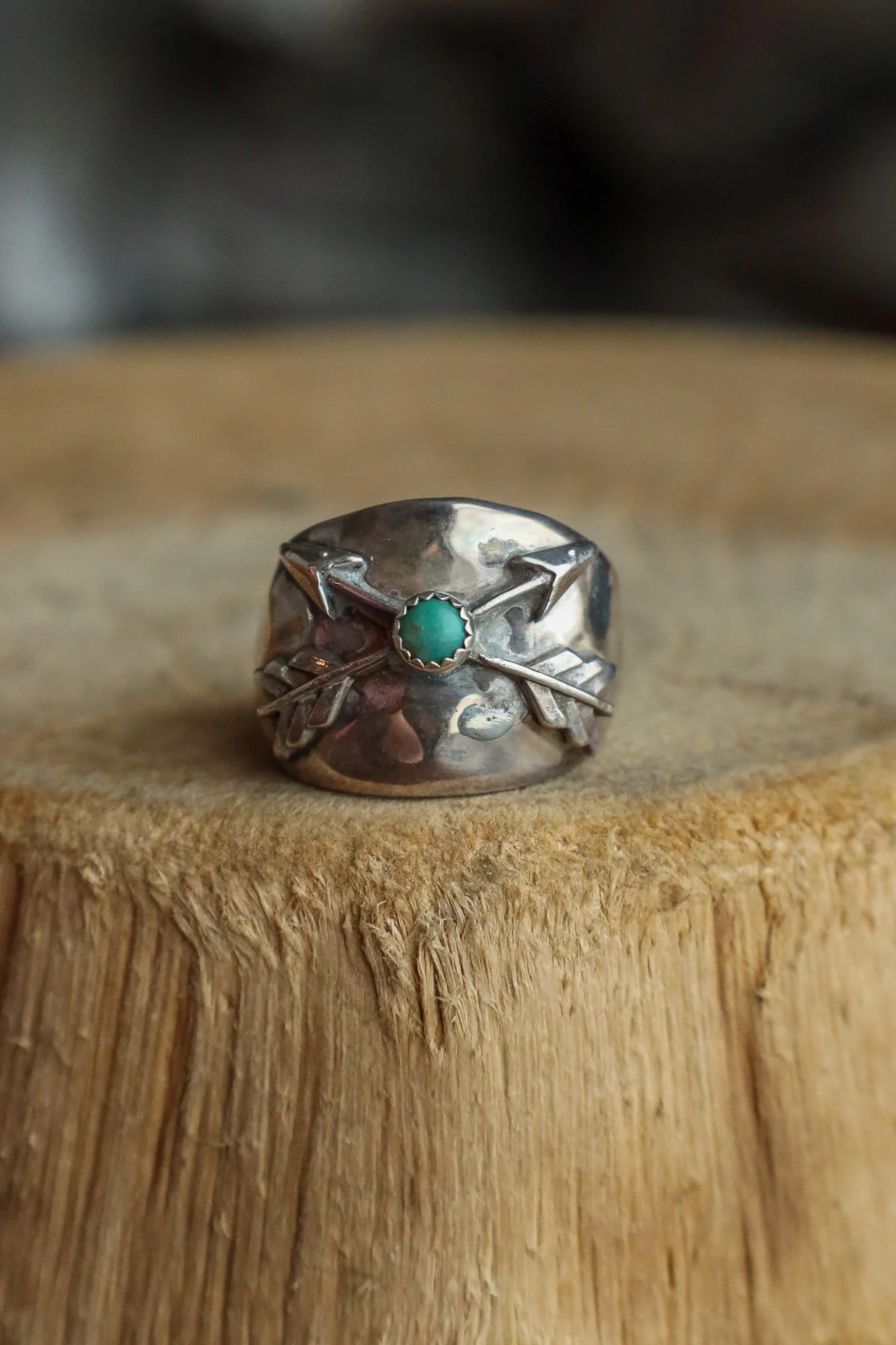 Richard Schmidt Cigar Band Crossed Arrows Turquoise Ring- Size 6.5 - Image 4