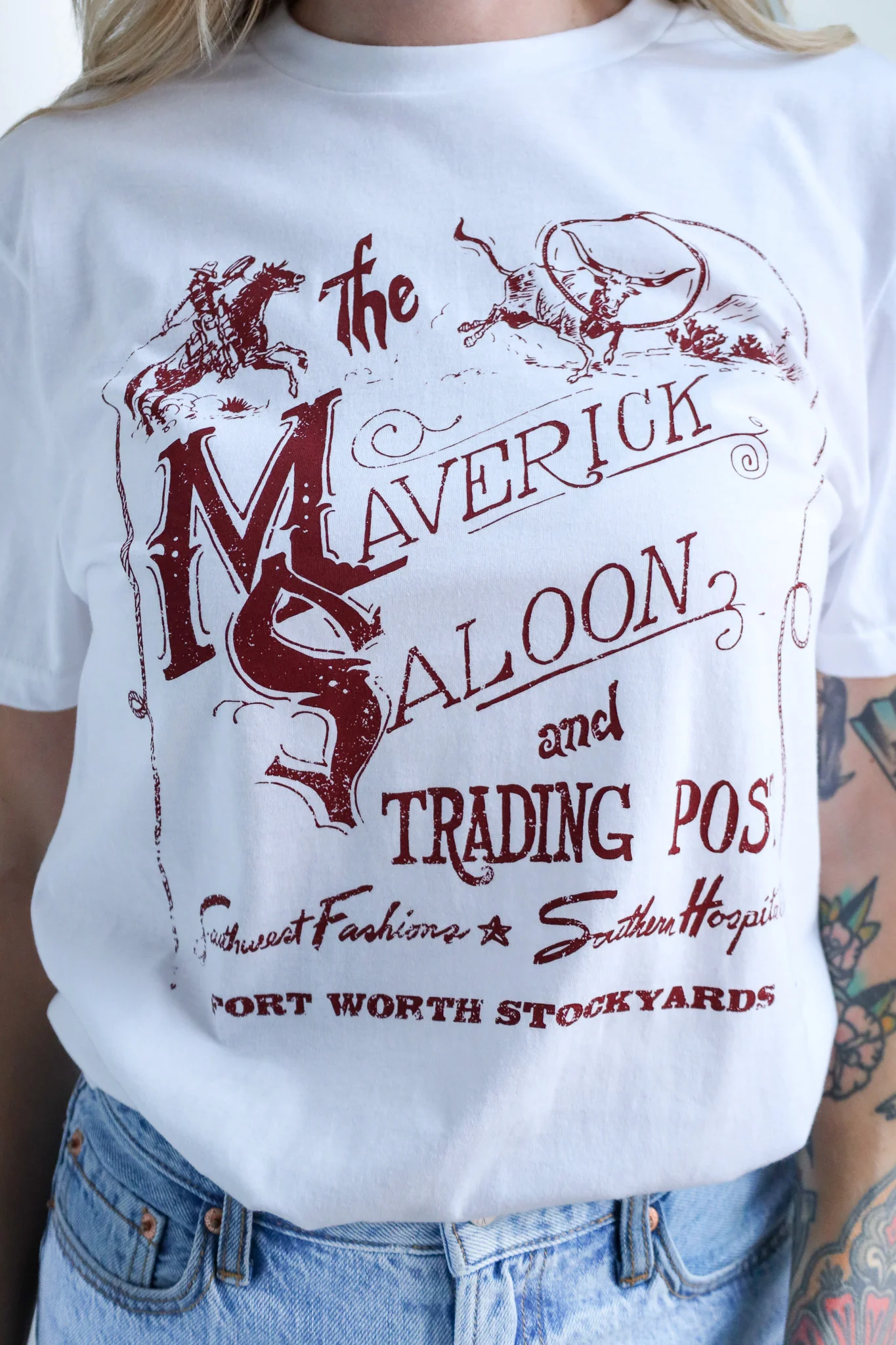 MAVERICK EXCLUSIVE MAVERICK SALOON TEE- WHITE/BRICK - Image 7